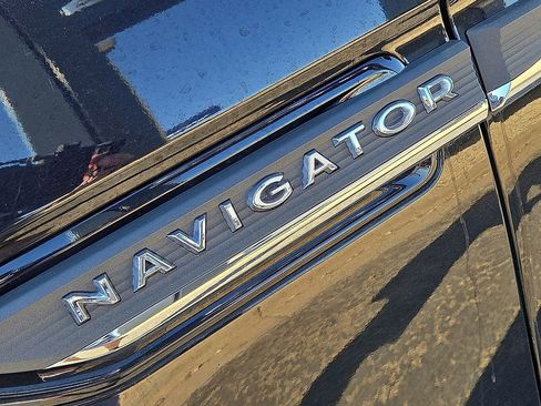 Used 2024 Lincoln Navigator Reserve image 12
