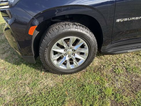 Used 2023 Chevrolet Suburban Premier image 9