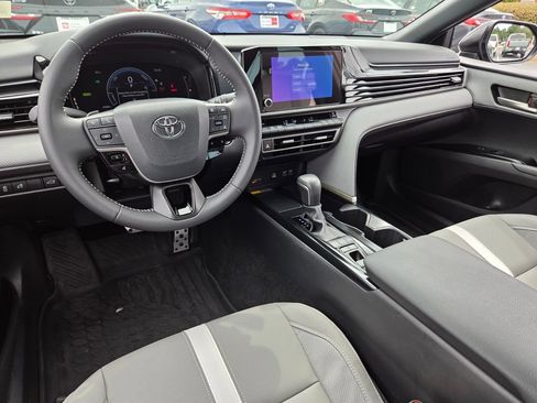 Used 2025 Toyota Camry SE FWD image 8