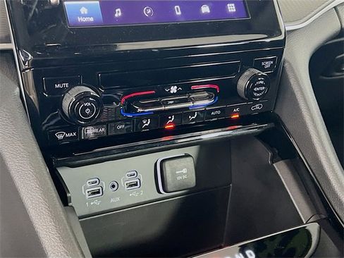 Used 2023 Jeep Grand Cherokee Laredo image 14