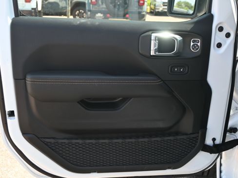 Used 2025 Jeep Wrangler Sahara w/ Safety Group image 27