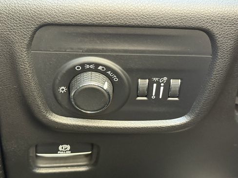 Used 2023 Jeep Grand Cherokee L Laredo image 25