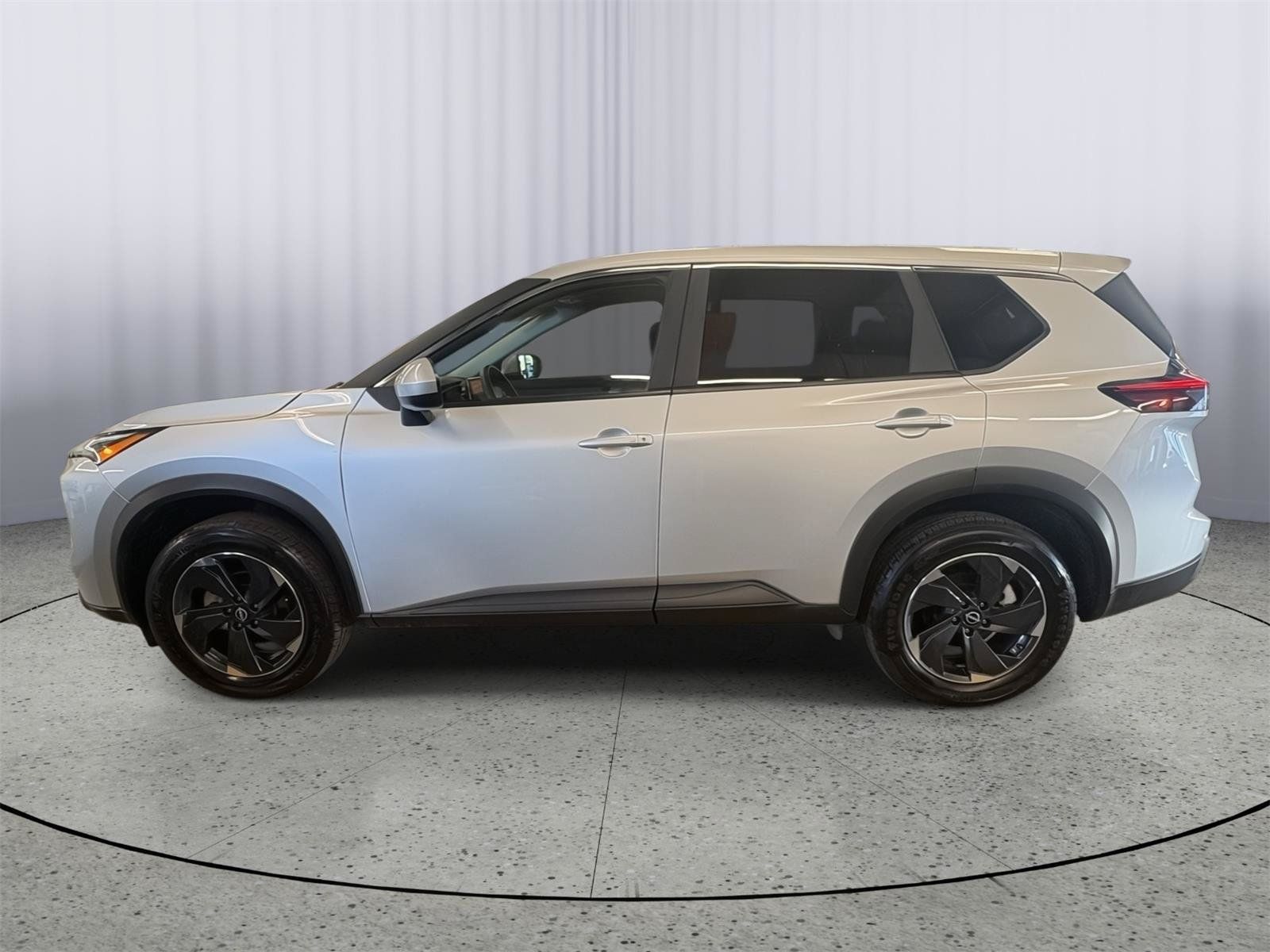 Used 2024 Nissan Rogue SV AWD/4WD image 2