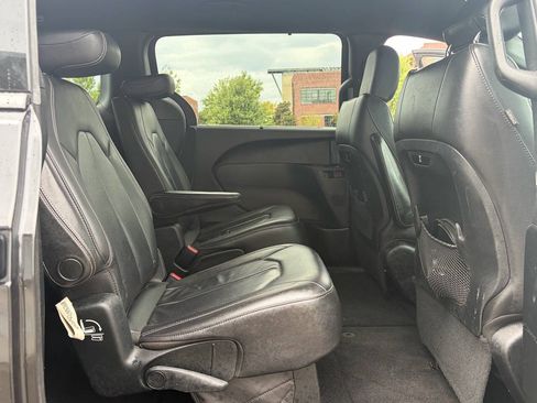 Used 2018 Chrysler Pacifica Touring-L w/ Premium Audio Group FWD image 12