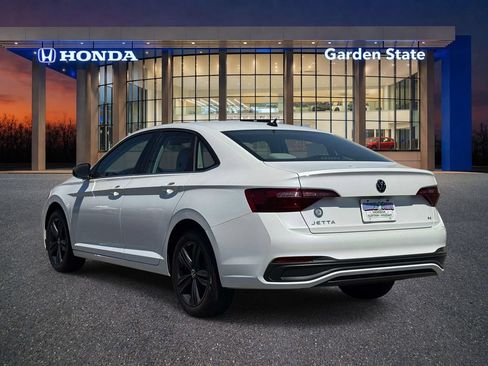 Used 2023 Volkswagen Jetta SE w/ Panoramic Sunroof Package FWD image 3