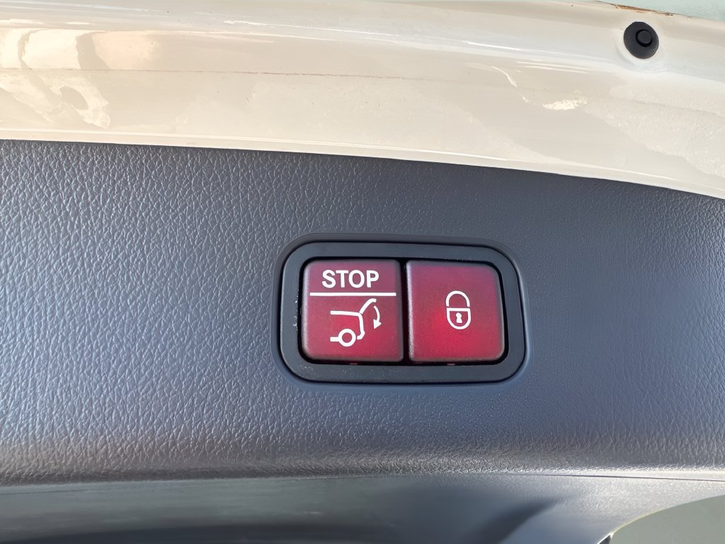 Used 2024 Mercedes-Benz GLC 300 4MATIC image 28
