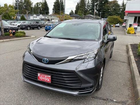 Certified 2025 Toyota Sienna LE w/ LE Plus Package AWD/4WD image 4