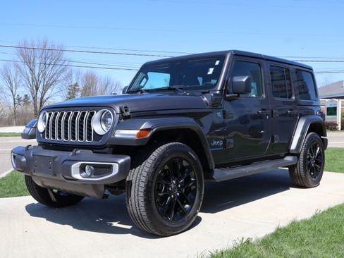 Used 2025 Jeep Wrangler Unlimited Sahara AWD/4WD image 9