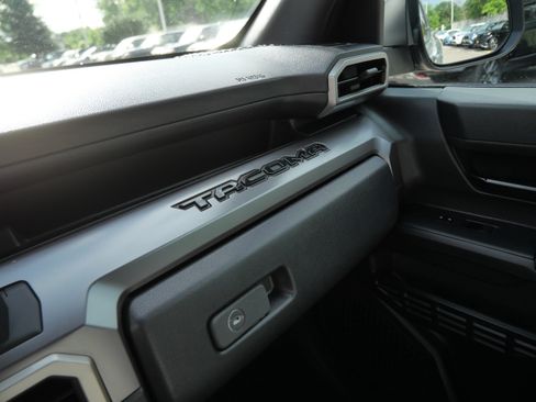 Certified 2024 Toyota Tacoma SR5 AWD/4WD image 33