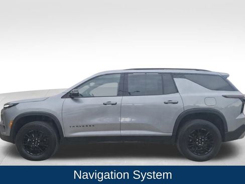 Used 2025 Chevrolet Traverse Z71 image 2
