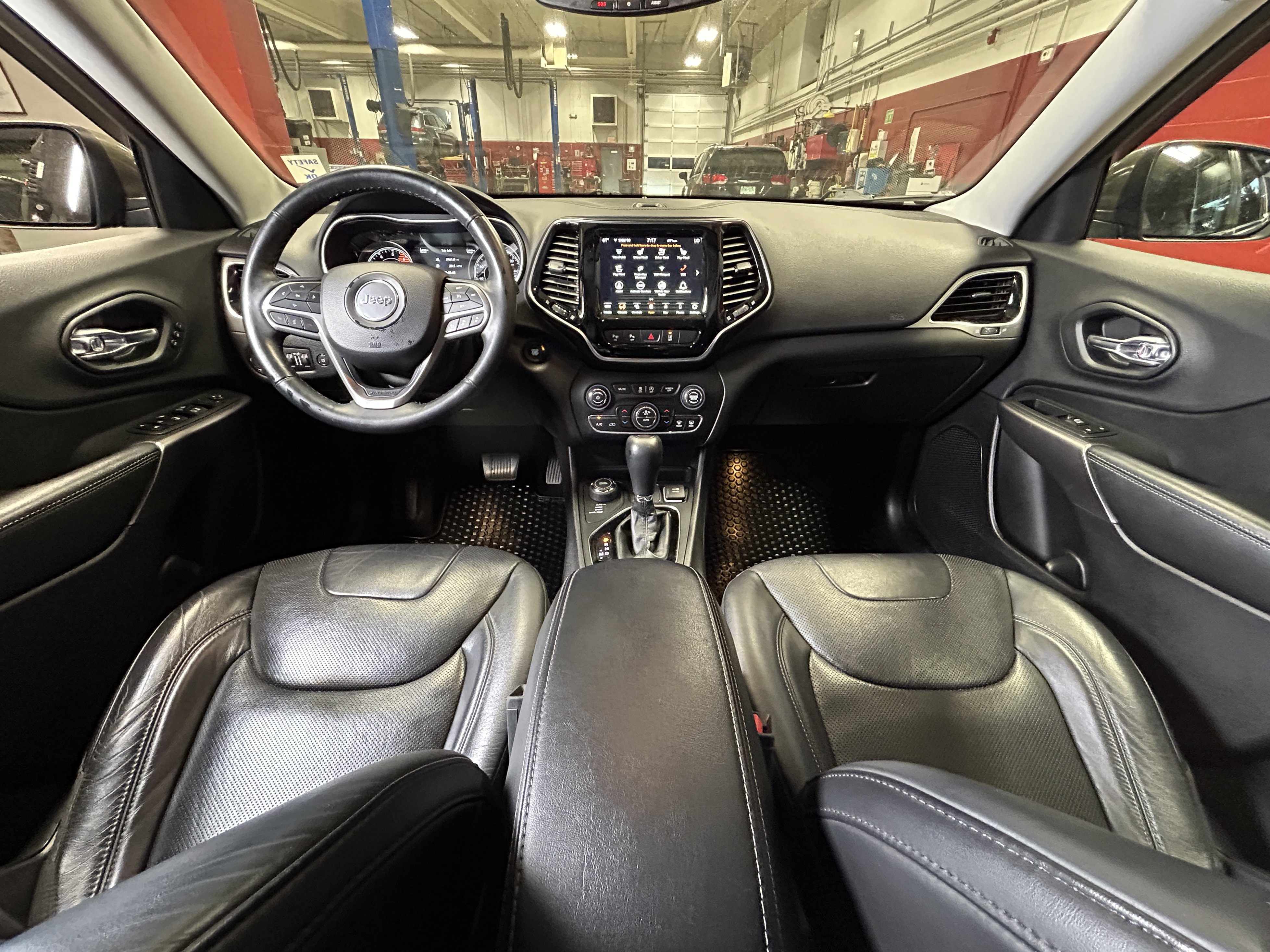 Used 2019 Jeep Cherokee Limited w/ Luxury Group AWD/4WD image 19