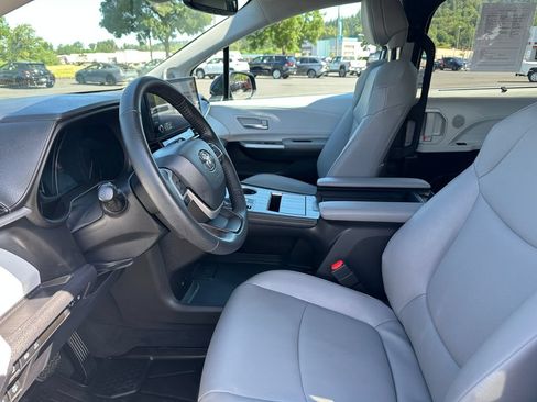 Used 2025 Toyota Sienna XLE AWD/4WD image 13