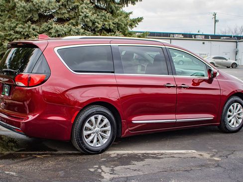 Used 2019 Chrysler Pacifica Touring-L image 10