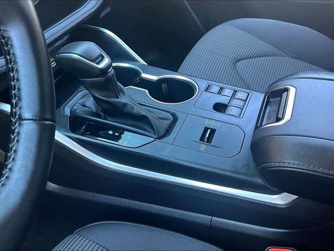 Used 2023 Toyota Highlander L image 18