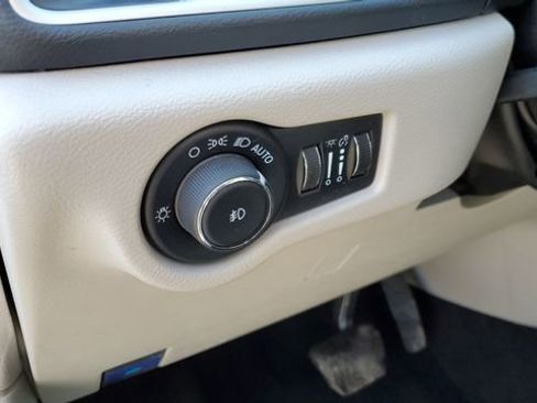 Certified 2024 Chrysler Pacifica Touring-L image 9