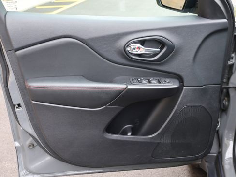 Used 2022 Jeep Cherokee Trailhawk AWD/4WD image 18