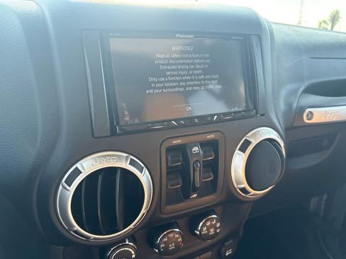 Used 2015 Jeep Wrangler Unlimited Rubicon w/ Connectivity Group AWD/4WD image 9