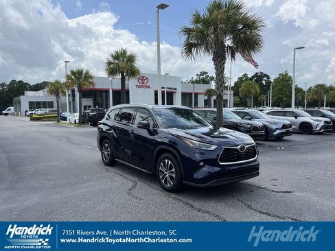 Used 2022 Toyota Highlander XLE FWD image 1
