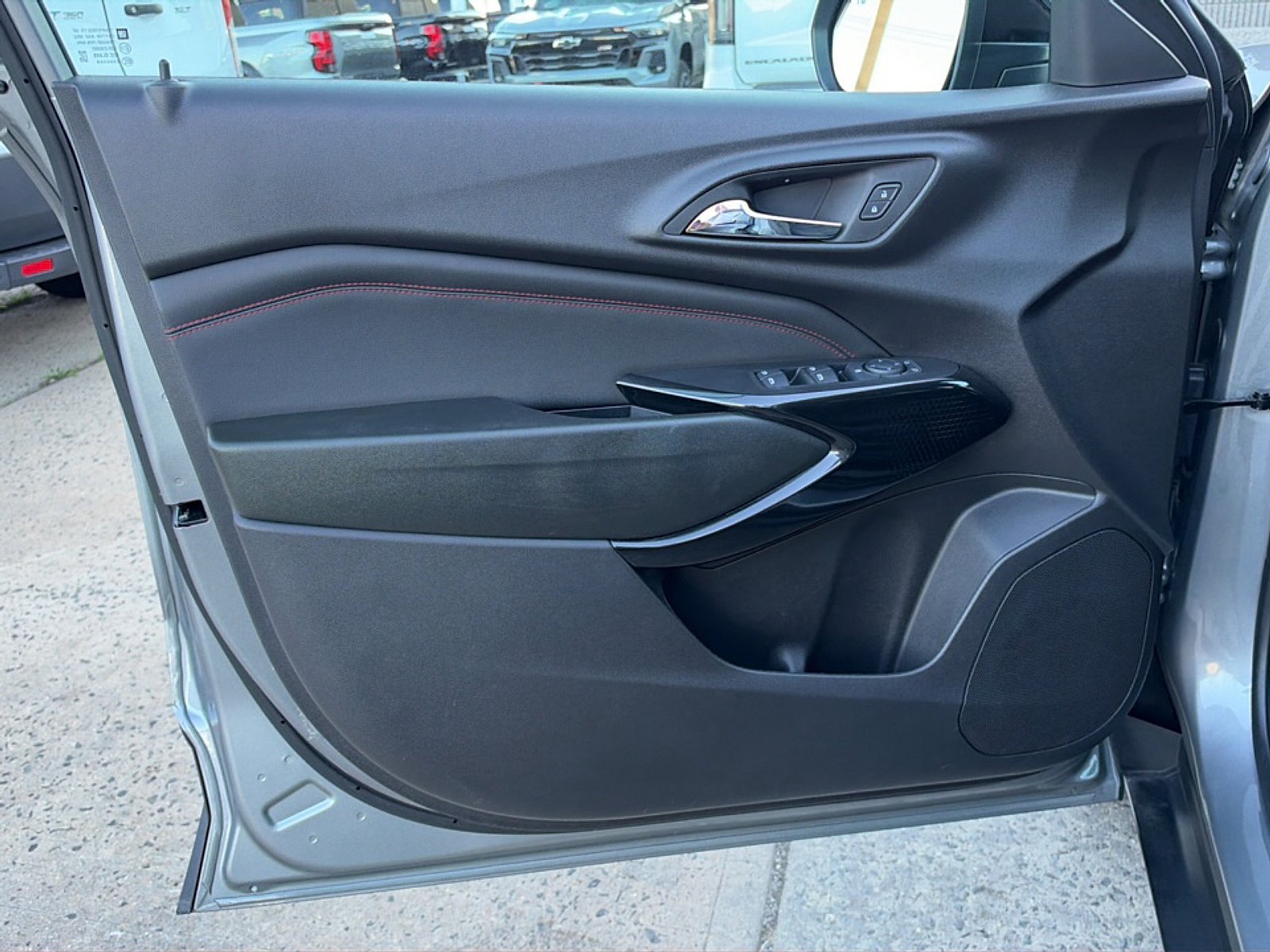 Used 2025 Chevrolet Trax RS w/ Sunroof Package FWD image 15