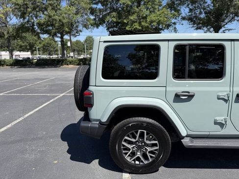 Used 2024 Jeep Wrangler Unlimited Sahara w/ Technology Group AWD/4WD image 12