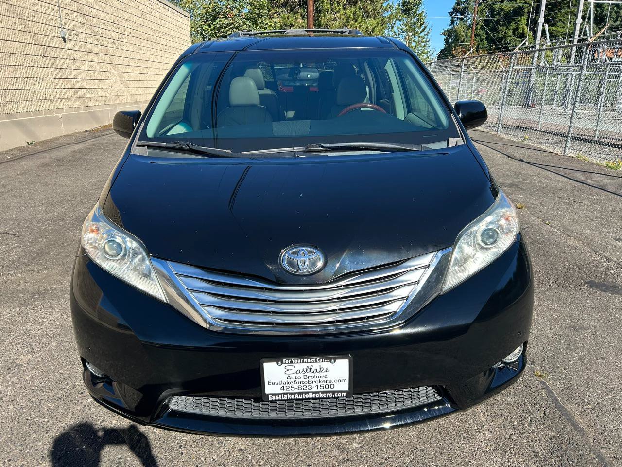 Used 2012 Toyota Sienna Limited w/ Premium Pkg AWD/4WD image 2