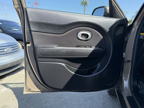 Used 2015 Kia Soul image 11