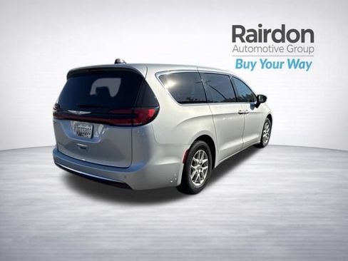 Used 2024 Chrysler Pacifica Touring-L FWD image 7