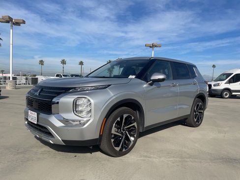 Used 2024 Mitsubishi Outlander SE Black Edition image 5