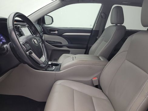 Used 2019 Toyota Highlander XLE FWD image 17