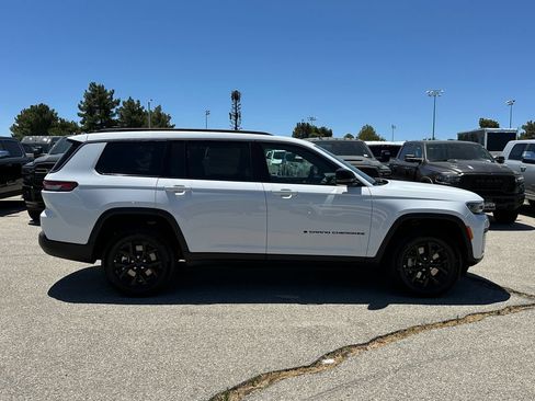 New 2026 Jeep Grand Cherokee L 2WD image 9