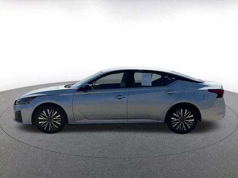 Used 2024 Nissan Altima 2.5 SV image 9