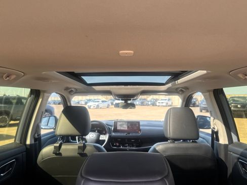 Certified 2025 Nissan Rogue Platinum FWD image 35