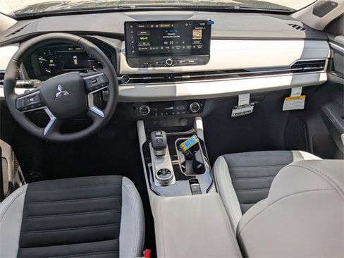 New 2025 Mitsubishi Outlander SE image 15