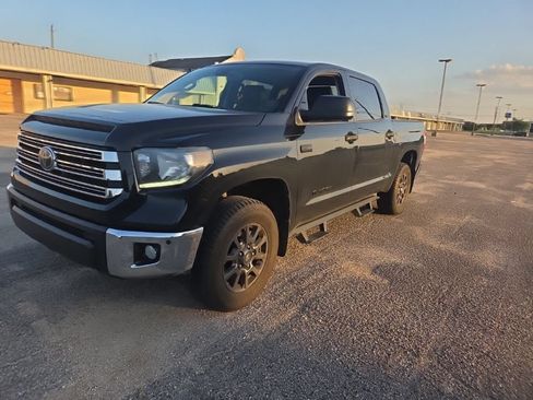 Used 2021 Toyota Tundra 4x4 CrewMax image 3