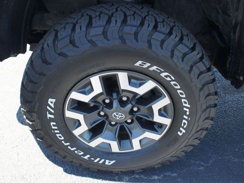Used 2020 Toyota Tacoma TRD Off-Road w/ Technology Package AWD/4WD image 23