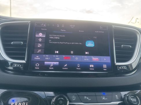 Used 2023 Chrysler Pacifica Touring-L FWD image 36