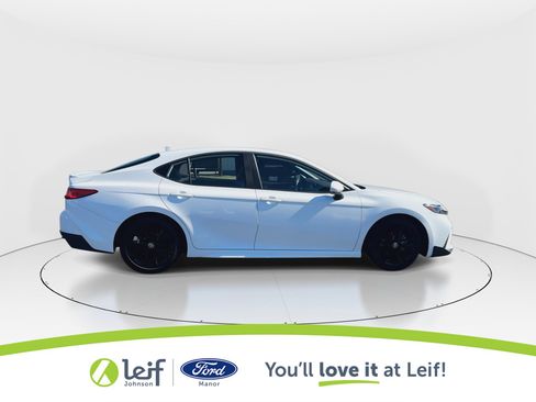 Used 2025 Toyota Camry SE image 9