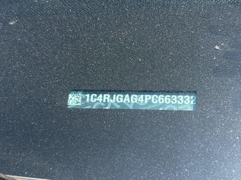 Used 2023 Jeep Grand Cherokee Altitude RWD image 3