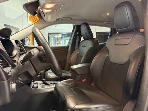 Used 2019 Jeep Cherokee Trailhawk w/ Comfort & Convenience Group AWD/4WD image 9