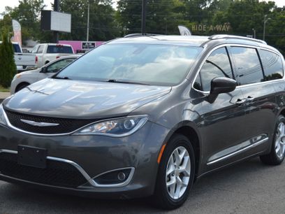 Used 2018 Chrysler Pacifica Touring-L w/ Tire & Wheel Group