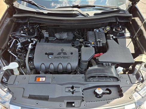 Used 2019 Mitsubishi Outlander SE AWD/4WD image 16