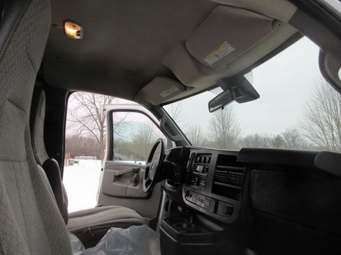 Used 2021 Chevrolet Express 2500 2500 Cargo w/ Driver Convenience Package image 33