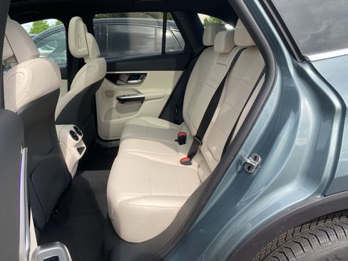 Used 2025 Mercedes-Benz GLC 300 4MATIC image 28