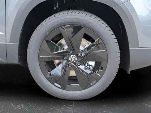 Certified 2025 Volkswagen Taos SE FWD image 9
