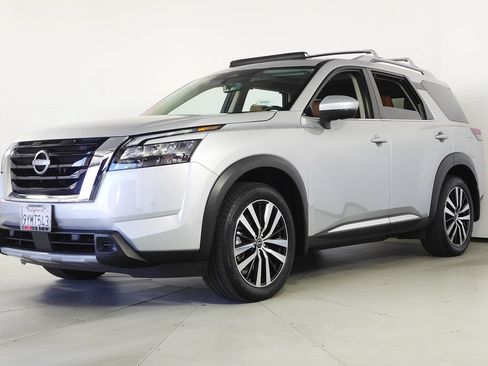 Used 2025 Nissan Pathfinder Platinum w/ Cargo Package FWD image 2