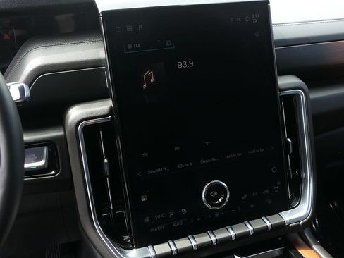 Used 2025 GMC Yukon XL Denali RWD image 18