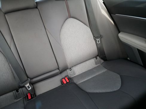 Used 2018 Toyota Camry LE image 14