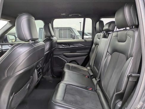 Used 2022 Jeep Grand Cherokee Altitude RWD image 14