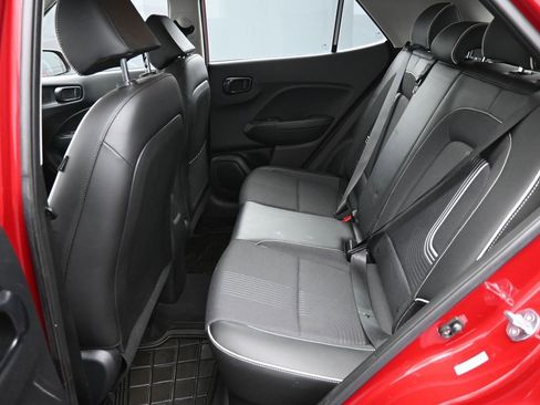 Used 2023 Hyundai Venue FWD image 12