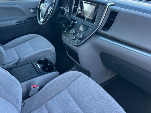 Used 2017 Toyota Sienna LE image 17